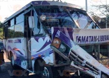 Mujer provoca choque en Victoria