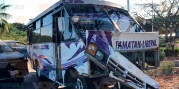 Mujer provoca choque en Victoria