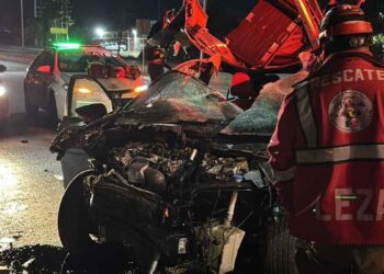 Mujer resulta lesionada tras chocar contra poste en García, Nuevo León
