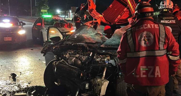 Mujer resulta lesionada tras chocar contra poste en García, Nuevo León