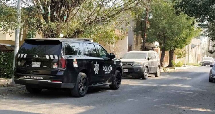 Mujer resulta lesionada tras ser arrastrada varios metros por su pareja en Monterrey, Nuevo León