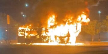 Noticias Nuevo León hoy: Camión se quema en Escobedo