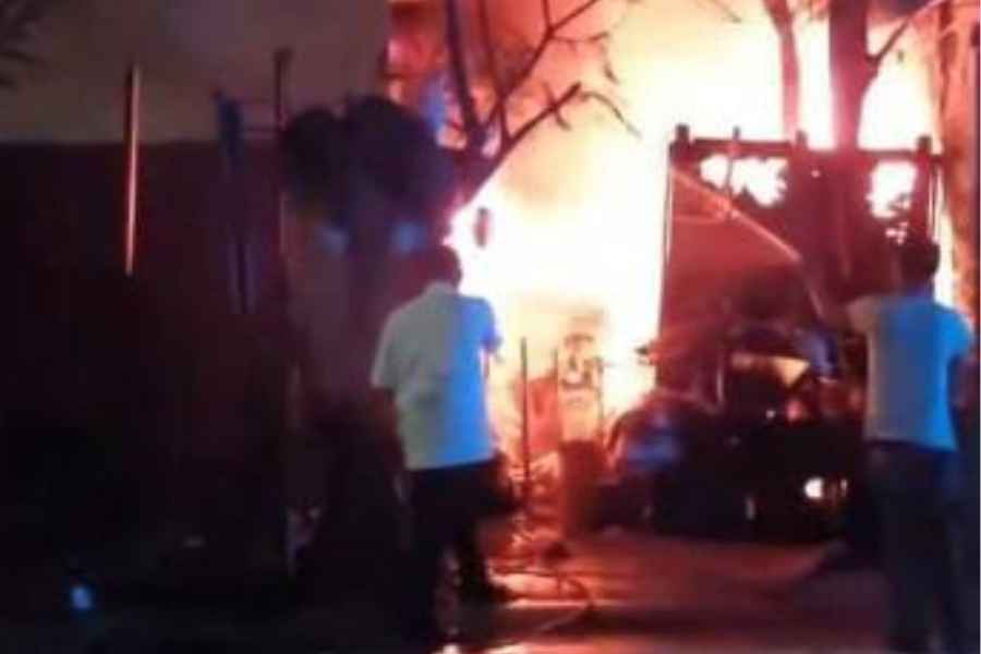 Padre e hijo escapan de incendio que consumió su vivienda en Apodaca, Nuevo León