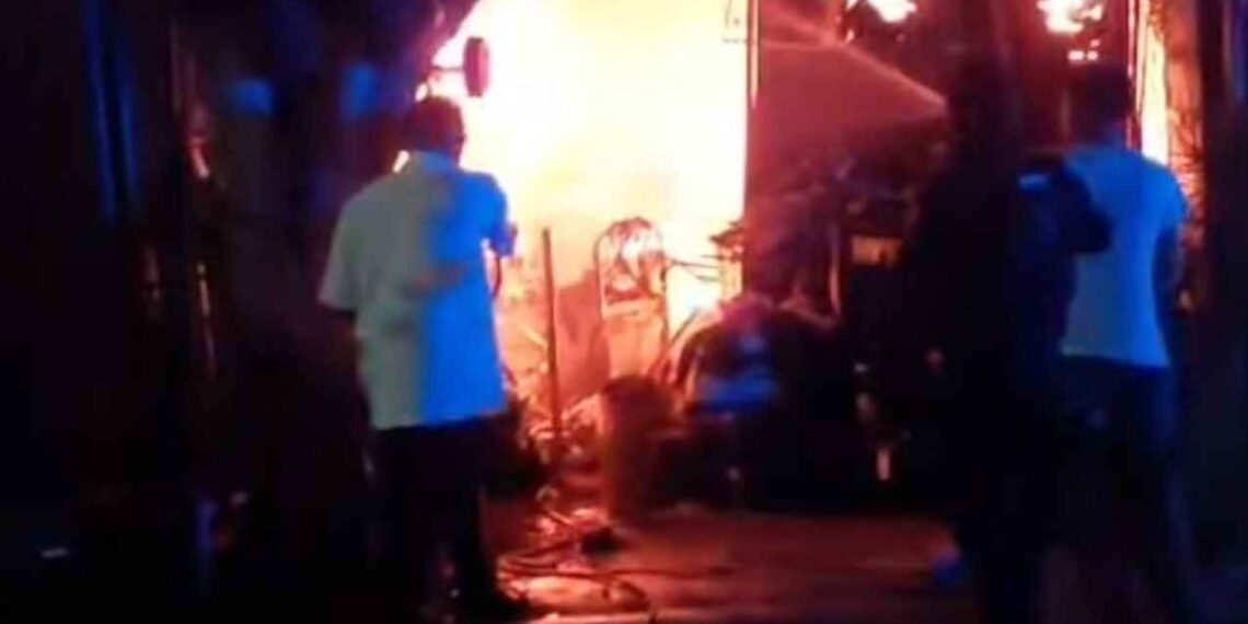 Padre e hijo escapan de incendio que consumió su vivienda en Apodaca, Nuevo León