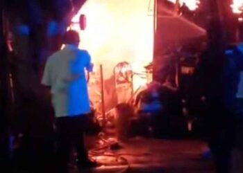 Padre e hijo escapan de incendio que consumió su vivienda en Apodaca, Nuevo León