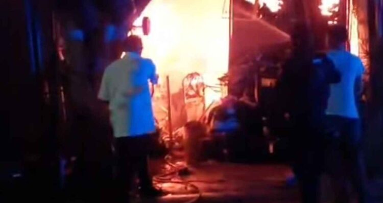 Padre e hijo escapan de incendio que consumió su vivienda en Apodaca, Nuevo León