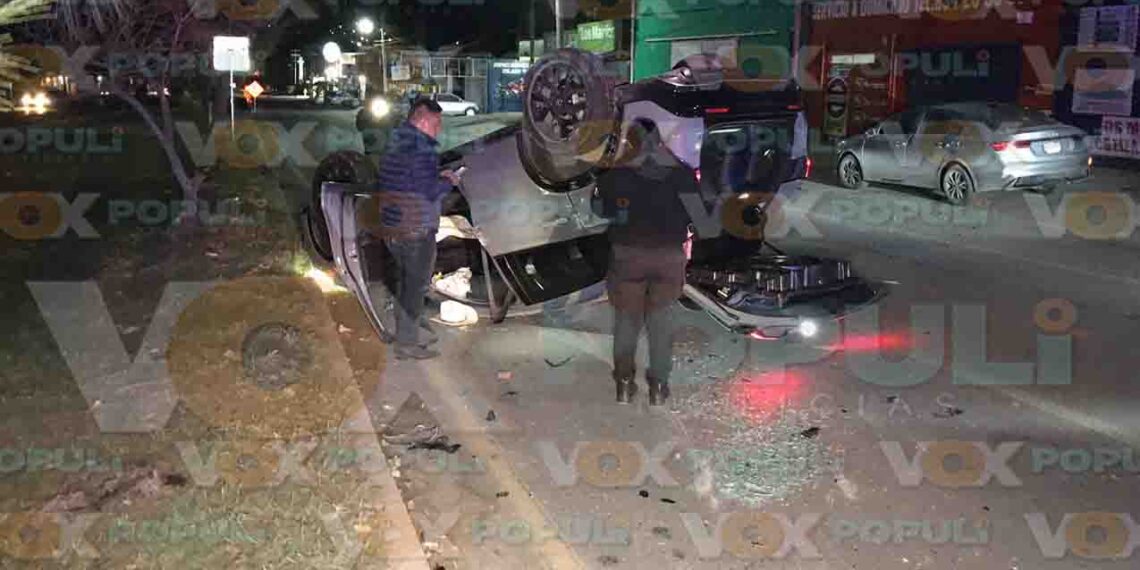 Pareja pierde el control, choca contra luminaria y vuelca en el Libramiento Portes Gil en Ciudad Victoria, Tamaulipas