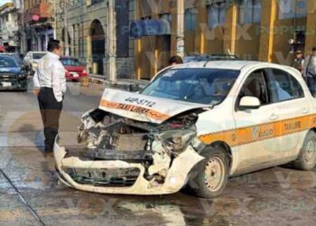 Pasajeras de taxi resultan lesionadas tras choque en cruce céntrico de Tampico, Tamaulipas