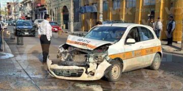 Pasajeras de taxi resultan lesionadas tras choque en cruce céntrico de Tampico, Tamaulipas