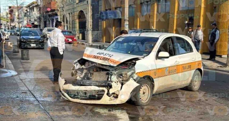 Pasajeras de taxi resultan lesionadas tras choque en cruce céntrico de Tampico, Tamaulipas