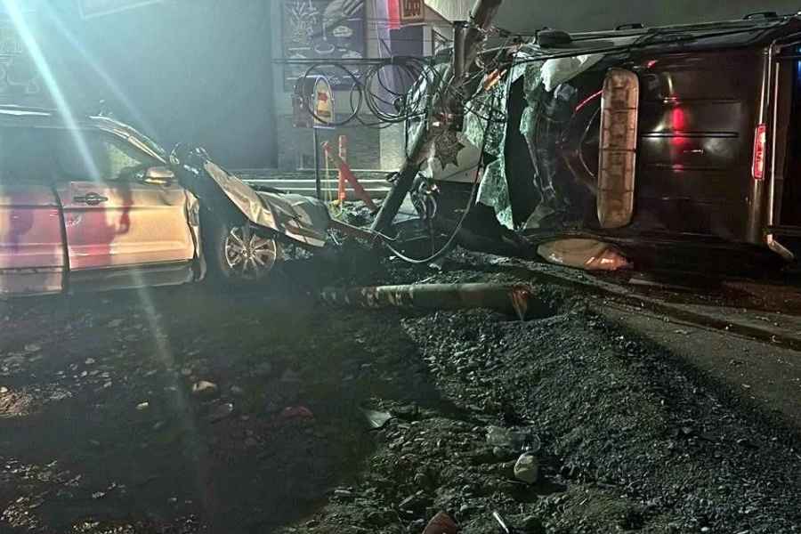 Patrulla termina volcada tras chocar con camioneta en bulevar de Guadalupe, NL