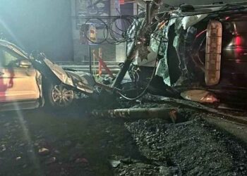 Patrulla termina volcada tras chocar con camioneta en bulevar de Guadalupe, NL