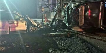 Patrulla termina volcada tras chocar con camioneta en bulevar de Guadalupe, NL