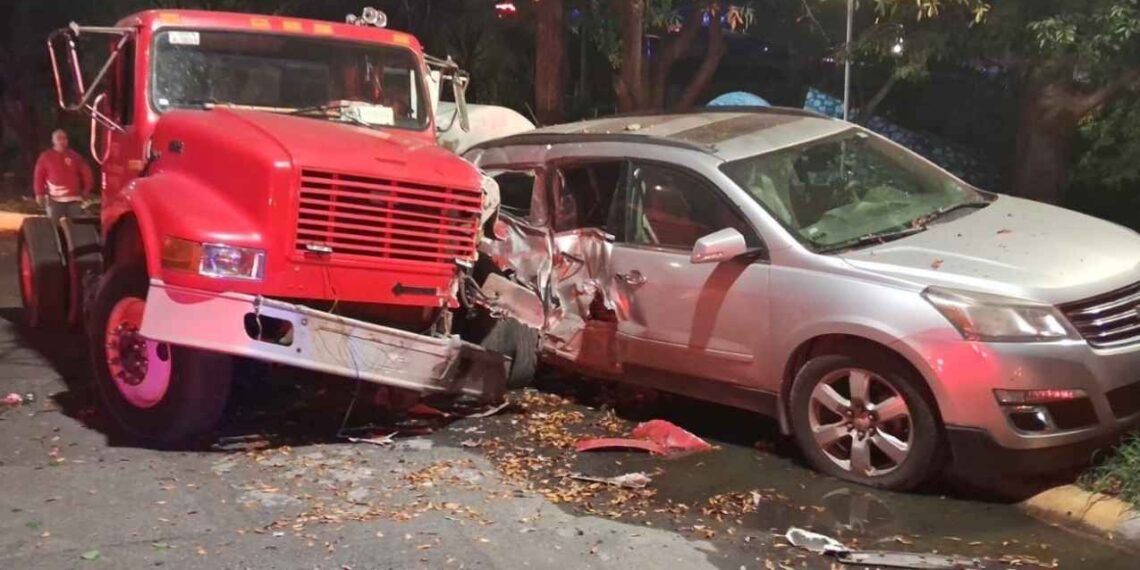 Pipa pierde el control y choca contra camioneta en San Pedro, Nuevo León