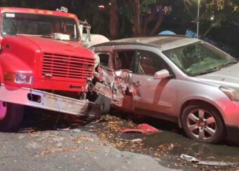 Pipa pierde el control y choca contra camioneta en San Pedro, Nuevo León