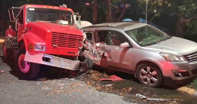 Pipa pierde el control y choca contra camioneta en San Pedro, Nuevo León