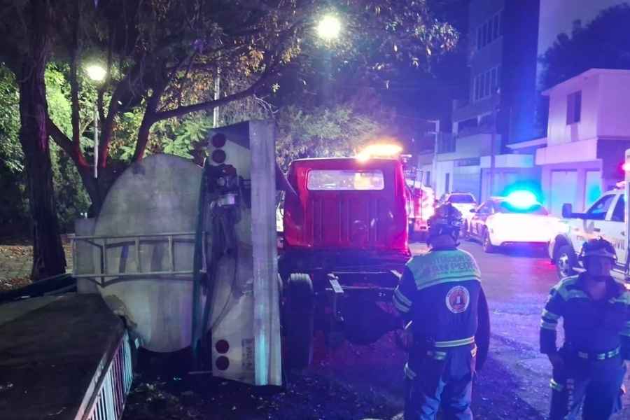 Pipa pierde el control y choca contra camioneta en San Pedro, Nuevo León