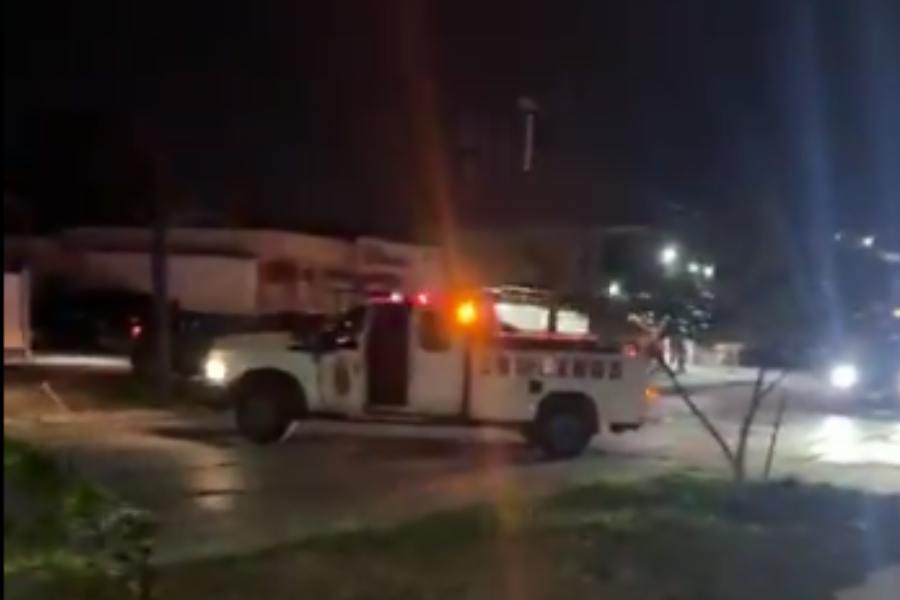 Poste se incendia tras romperse en la Avenida Roberto Guerra en Matamoros, Tamaulipas