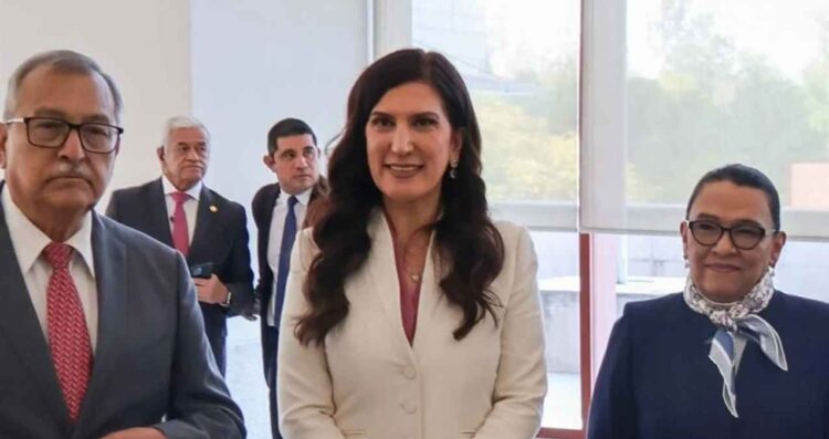 Kenia López colaboración institucional