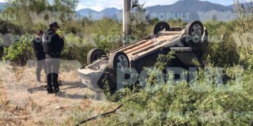 Profesor se salva de chocar contra poste al perder el control y volcar en la Interejidal Victoria