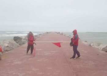 Protección Civil restringe acceso a escolleras de Playa Miramar en Ciudad Madero, Tamaulipas