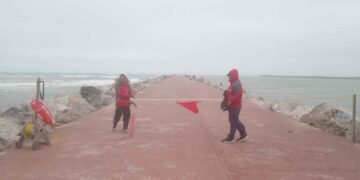 Protección Civil restringe acceso a escolleras de Playa Miramar en Ciudad Madero, Tamaulipas