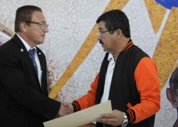 Rector de la UAT recibe grado honorífico