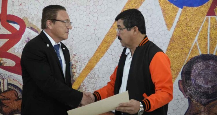 Rector de la UAT recibe grado honorífico