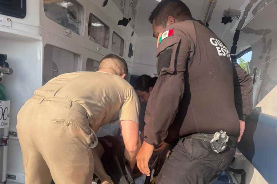 Rescatan a dos jóvenes en La Pesca (1)