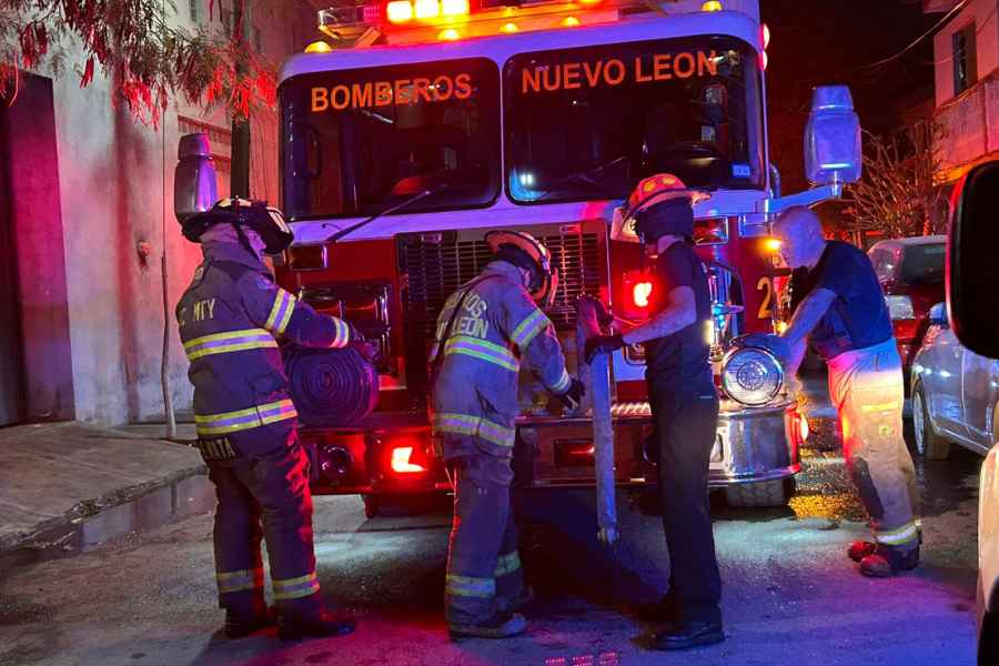 Se registra fuerte incendio en una bodega en Monterrey, Nuevo León