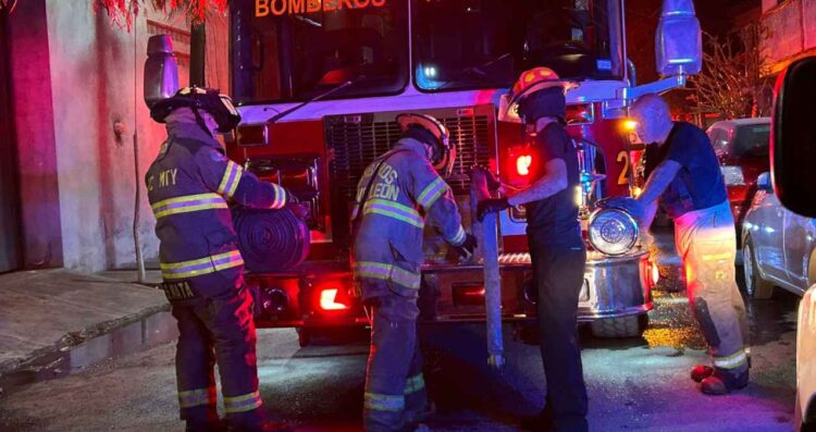Se registra fuerte incendio en una bodega en Monterrey, Nuevo León