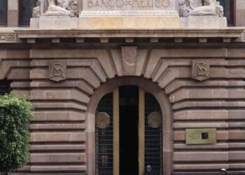 Senadores del PVEM plantean reforma para fortalecer atribuciones de Banxico en materia de regulación de comisiones