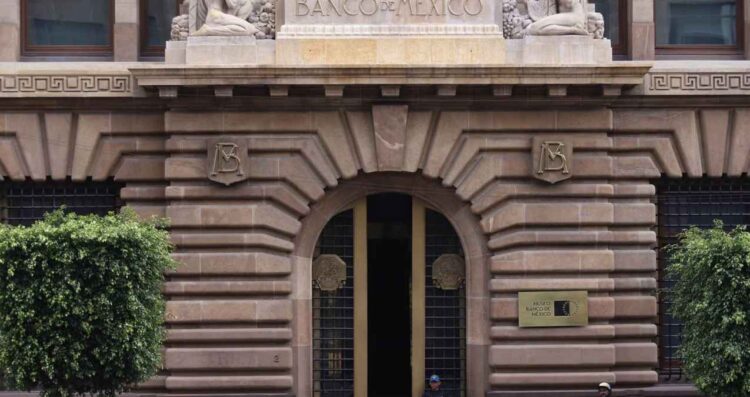 Senadores del PVEM plantean reforma para fortalecer atribuciones de Banxico en materia de regulación de comisiones