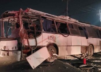 Siete trabajadores resultan lesionados tras volcadura de camión en Escobedo, Nuevo León