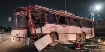 Siete trabajadores resultan lesionados tras volcadura de camión en Escobedo, Nuevo León