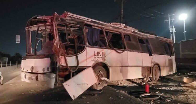Siete trabajadores resultan lesionados tras volcadura de camión en Escobedo, Nuevo León
