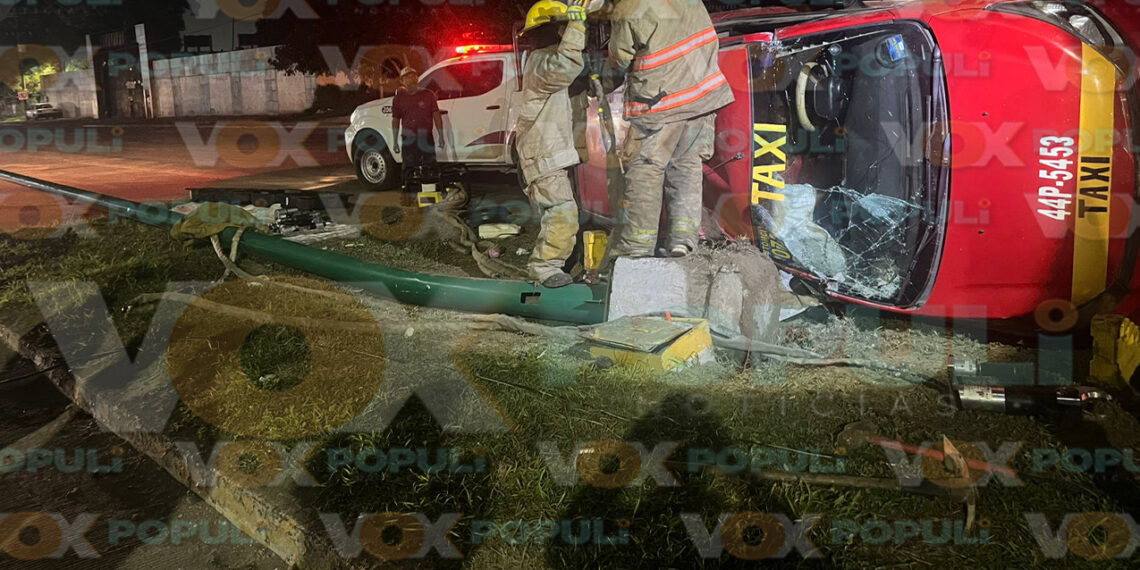 Taxista queda atrapado tras volcar su unidad en Altamira, Tamaulipas