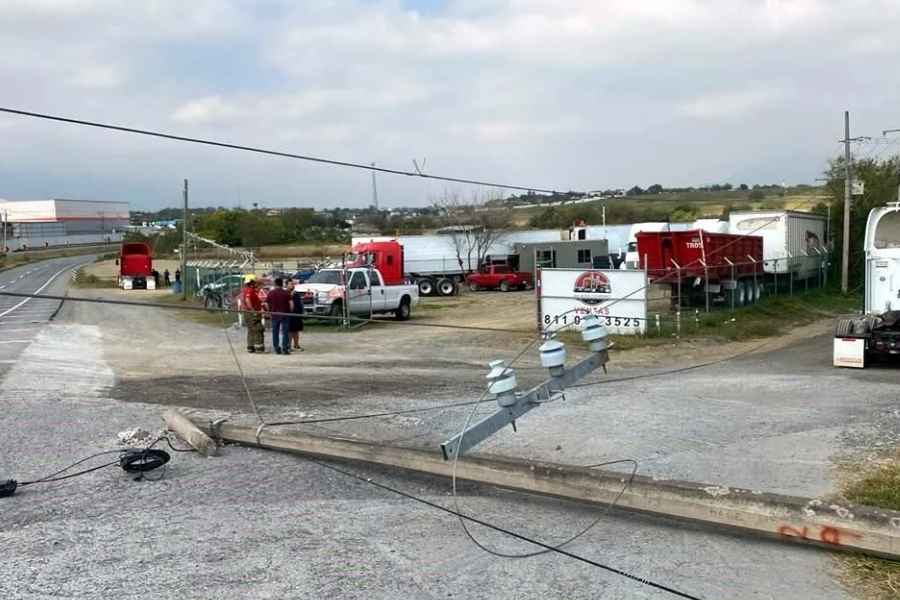 Tráiler causa cierre vial tras derribar postes en la Carretera Nacional en Montemorelos, NL