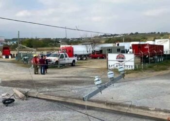 Tráiler causa cierre vial tras derribar postes en la Carretera Nacional en Montemorelos, NL