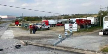 Tráiler causa cierre vial tras derribar postes en la Carretera Nacional en Montemorelos, NL