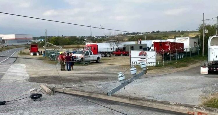 Tráiler causa cierre vial tras derribar postes en la Carretera Nacional en Montemorelos, NL