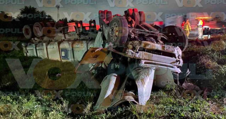 Tráiler doble remolque se sale del camino y vuelca en el Libramiento Poniente de Tampico, Tamaulipas