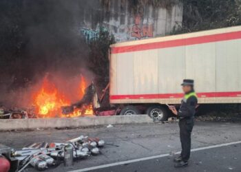 Tráiler incendiado provoca caos vial en la Autopista México-Toluca