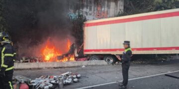 Tráiler incendiado provoca caos vial en la Autopista México-Toluca