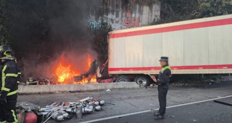 Tráiler incendiado provoca caos vial en la Autopista México-Toluca