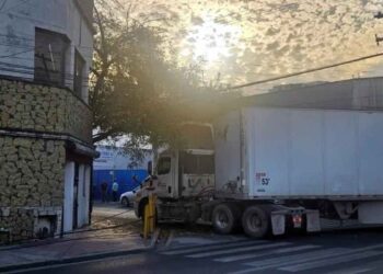 tráiler caída de cables Monterrey