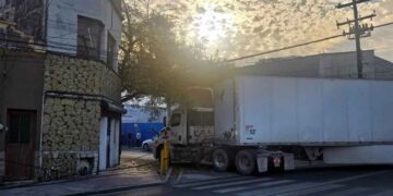 tráiler caída de cables Monterrey