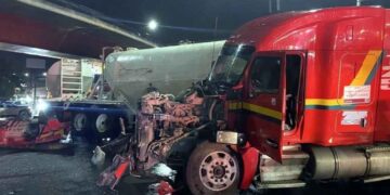 Tráiler provoca caos vial en Monterrey tras colisionar con vehículo compacto