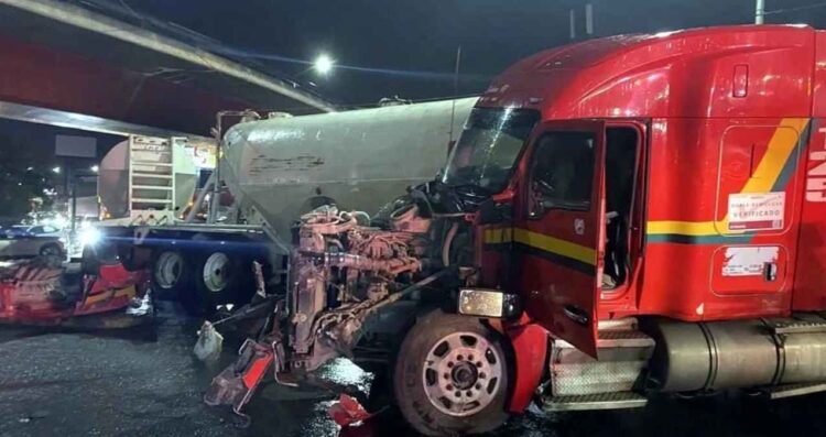 Tráiler provoca caos vial en Monterrey tras colisionar con vehículo compacto