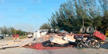 Tráiler vuelca en el Libramiento Norte